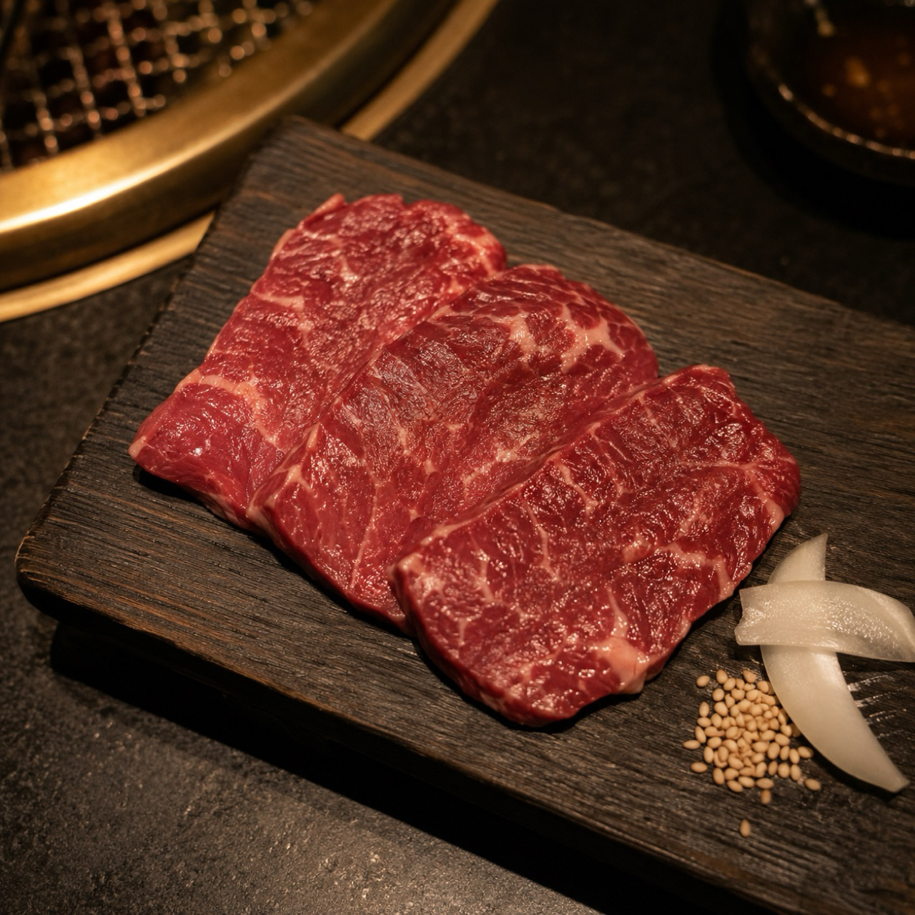木の板に並ぶ赤身のハラミ、奥に七輪