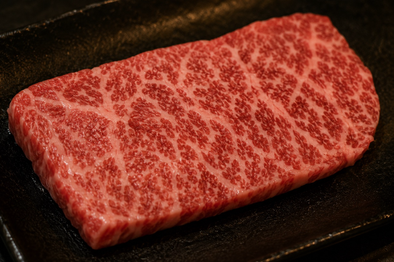 黒い皿に盛られたA4黒毛和牛、サシの拡大